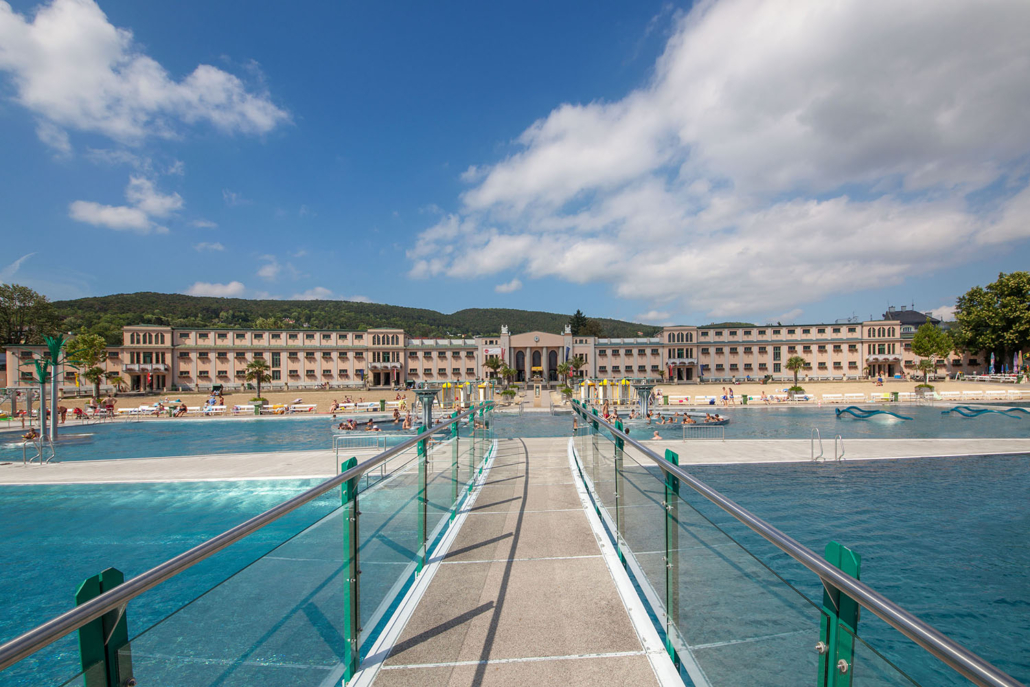 Strandbad Baden mit Blick auf das Hauptgebäude und die großen Pools